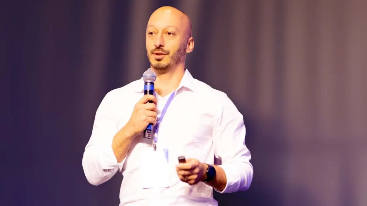 Anderson Fagundes palestrando no Content Experience