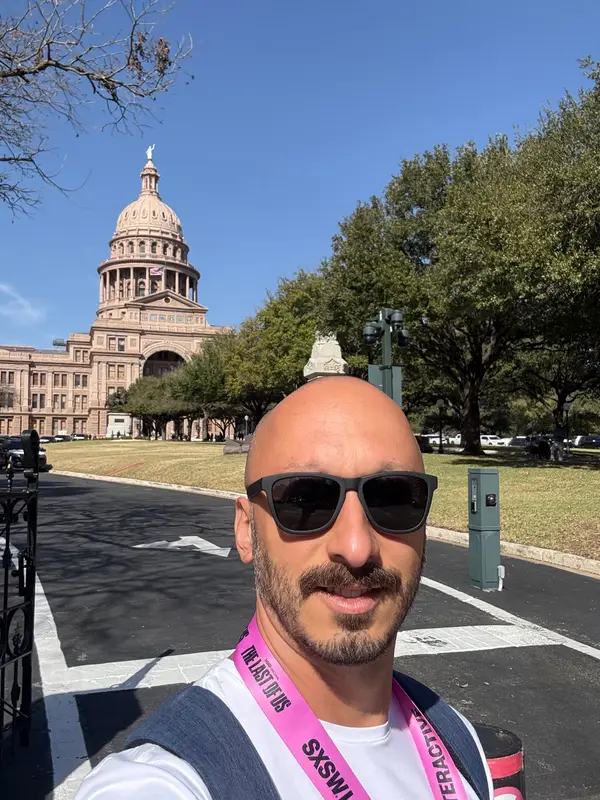 Anderson Fagundes em frente ao Capitólio do Texas, em Austin