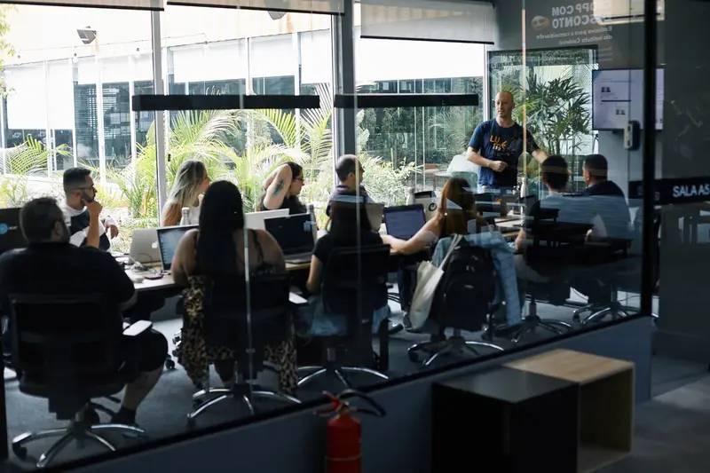 Anderson Fagundes conduzindo um treinamento para um time de growth
